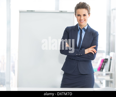 Ritratto di happy business donna nei pressi di lavagna a fogli mobili Foto Stock