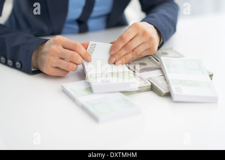 Primo piano sul business donna conteggiare denaro Foto Stock