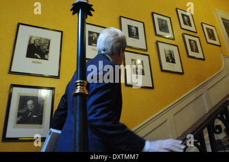 Segretario Kerry guarda al Primo Ministro britannico ritratti in n. 10 Downing Street Foto Stock