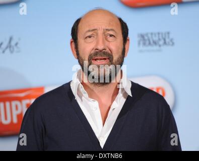 Berlino, Germania. 31 Mar, 2014. Attore francese Kad Merad pone durante il photocall per il filmato Super-Hypochonder a Berlino, Germania, 31 marzo 2014. Il film inizierà a screening in tedesco cinema il 10 aprile 2014. Foto: BRITTA PEDERSEN/DPA/Alamy Live News Foto Stock