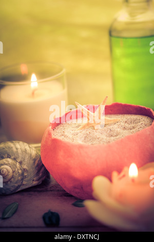 Massaggio con oli aromatici con candele e pietre Zen Foto Stock