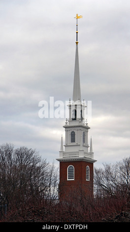 La torre della Harvard Memorial Church a Harvard Yard in Cambridge, Massachusetts, USA) in atmosfera nuvoloso Foto Stock