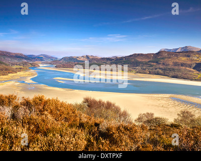 Una vista del Mawddach estuario e la Cadair Idris mountain range da un punto di vista sulla passeggiata Panaorama Barmouth Foto Stock