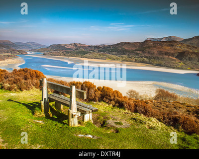 Una vista del Mawddach estuario e la Cadair Idris mountain range da un punto di vista sulla passeggiata Panaorama Barmouth Foto Stock