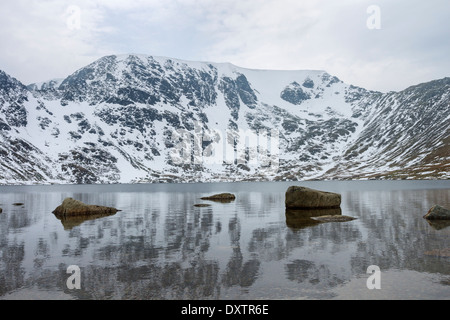 Helvellyn dal rosso Tarn in inverno Lake District Cumbria Regno Unito Foto Stock