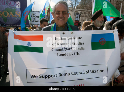 Gruppo di Roma a anti-razzismo marzo e protesta attraverso Londra sulla Giornata delle Nazioni Unite contro il razzismo Foto Stock