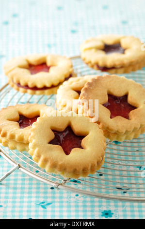 Biscotti Frollini con riempimento di inceppamento Foto Stock