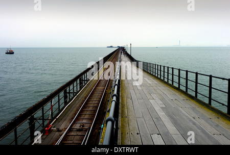 Southend-on-Sea, Essex, Inghilterra. 30 marzo 2014 Southen Pier, il piacere più lungo molo nel mondo. Foto Stock