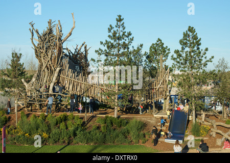 Londra. legno struttura di arrampicata nel parco giochi Parco Olimpico di Londra Foto Stock