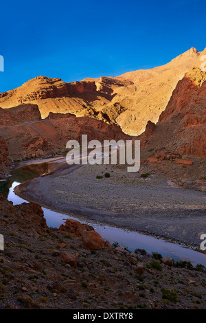 Il fiume Ziz il taglio il suo modo attraverso una gola nel montagne vicino al Tunnel Legionaires, Marocco Foto Stock