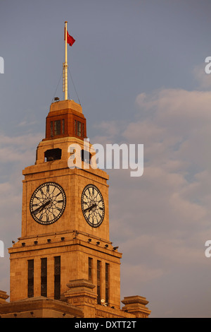 La storica torre dell'orologio sulla Custom House, il fiume Bund, accanto al fiume Huangpu, a Shanghai, Cina. Foto Stock