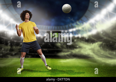 Il calcio o il giocatore di calcio sul campo in uno stadio in Brasile Foto Stock