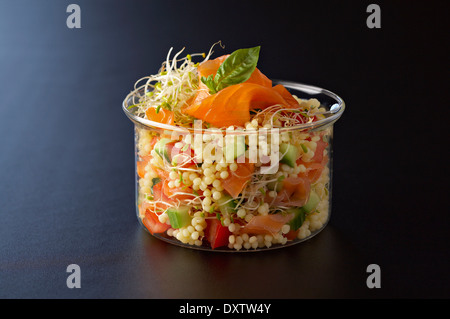 Perla di salmone,germoglio,pomodoro, cetriolo e insalata di basilico Foto Stock