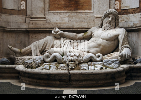 Marphurius o Marforio. Una delle statue parlanti di Roma. I secolo d.c. La scultura in marmo. Reclinabile fiume barbuto dio. Foto Stock