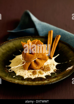 I canditi di portamonete di castagne con cannella al sapore di formaggio Raschera sauce Foto Stock