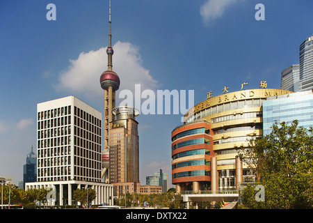 Edifici, tra cui la Torre della TV Oriental Pearl, a Lujiazui, il fulcro degli affari del quartiere di Pudong a Shanghai, Cina. Foto Stock