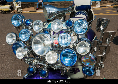 Cluster di fari anteriori su una vecchia Vespa. Foto Stock