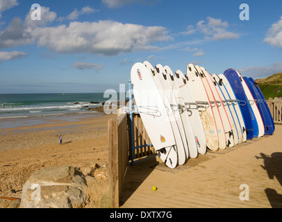 Fistral Beach Newquay Cornwall fila di tavole da surf a noleggio. Foto Stock