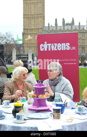 La piazza del Parlamento, Londra, Regno Unito. Il 31 marzo 2014. La piazza del Parlamento a un evento in cui, "oggi (lunedì 31 marzo), uno del Regno Unito più stabilito le associazioni di beneficenza che offrono assistenza e alloggio per gli anziani, la società Abbeyfield, firmato fino ai cittadini del Regno Unito la cura sociale Carta e ha accettato di pagare il loro personale i salari.' Credit: Matteo Chattle/Alamy Live News Foto Stock