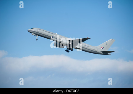 Nuova Zelanda Royal Airforce Boeing 757 lasciando RAF Lossiemouth sul suo ritorno long haul back home. SCO 9032. Foto Stock