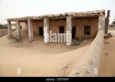 Vecchia casa in un villaggio abbandonato in Qatar nel Medio Oriente Foto Stock