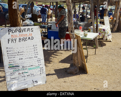 Tradizionale nativa American Food fornitori, la Missione di San Xavier del Bac, Tucson, AZ Foto Stock