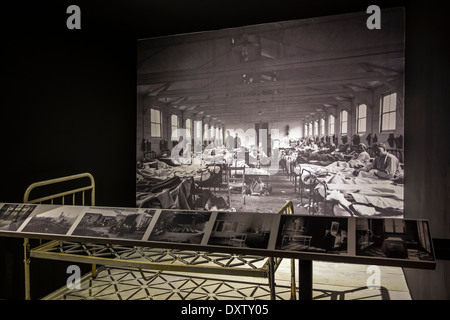 Old bed e archiviazione fotografia mostrante feriti WW1 soldati nella prima guerra mondiale un ospedale da campo nelle Fiandre, in Belgio Foto Stock