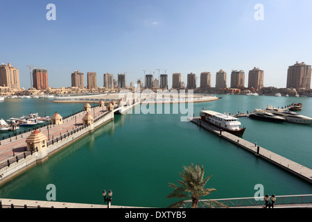 Marina di lusso nel Porto di Arabia. Doha, Qatar, Medio Oriente Foto Stock