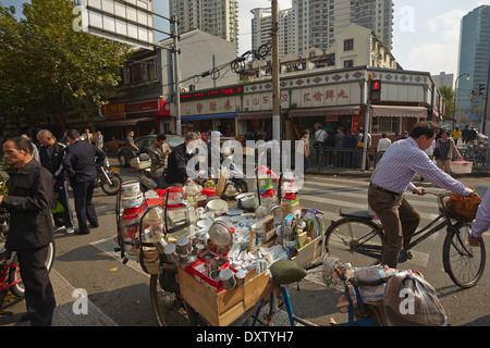 Un negozio mobile sul retro di un bicilce, in una scena di strada lungo Xizang Rd, a Shanghai, Cina. Foto Stock