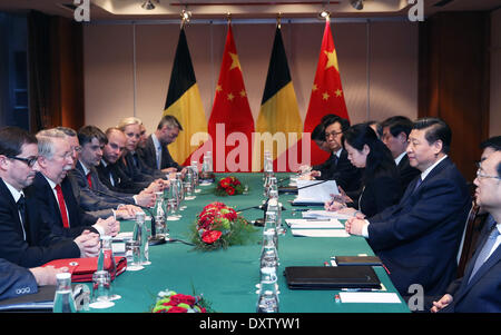 Bruxelles, Belgio. 31 Mar, 2014. Il presidente cinese Xi Jinping (seconda R) soddisfa con André FLAHAUT, presidente della Camera dei rappresentanti belga, a Bruxelles, in Belgio, il 31 marzo 2014. Credito: Yao Dawei/Xinhua/Alamy Live News Foto Stock