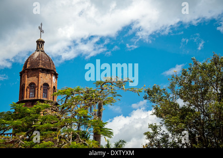 Cupola di una chiesa in set contro un bel cielo azzurro Foto Stock