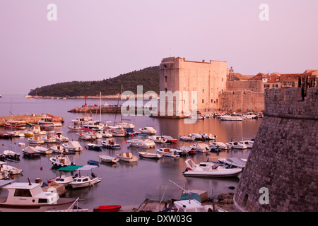 Dubrovnik Porto immerso nella luce della sera, Croazia Foto Stock