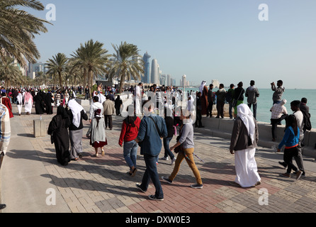 Gli spettatori a guardare il Qatar National Day Air Show dal Corniche. 18 dicembre 2013 a Doha, in Qatar, Medio Oriente Foto Stock