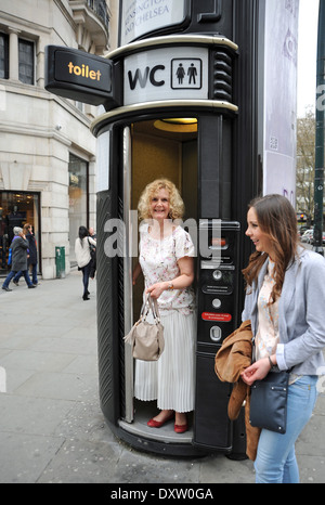 Donna emergente da servizi igienici pubblici box in Sloane Square London REGNO UNITO