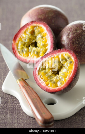 Frutti della passione tagliati a metà Foto Stock