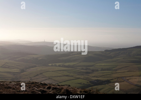 Una vista in tutta la foresta a Macclesfield splendente Tor al montante della televisione Sutton Common vicino a Macclesfield Cheshire Derbyshire Foto Stock