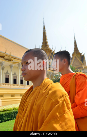 Due monaci della regione di campagna della Cambogia visitando il Palazzo reale e passando la Sala del Trono nella capitale Phnom Penh, Cambogia, Sud-est asiatico Foto Stock