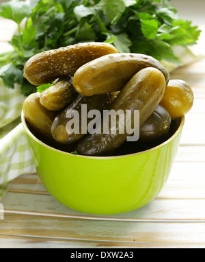 Cetrioli sottaceto in verde ciotola di legno Foto Stock