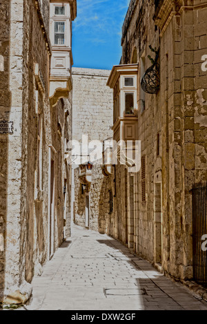 Una tipica strada di Mdina, comunemente denominato "città silenziosa. Malta. L'Europa. Foto Stock