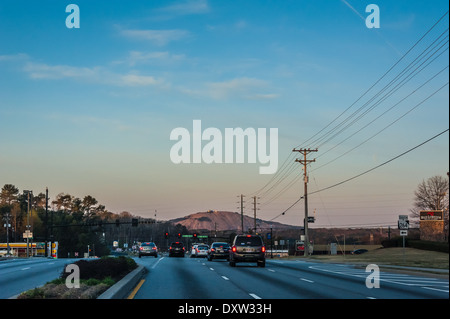 La mattina presto sunrise commutare in Atlanta, Georgia dall'Autostrada 78 rivolta verso la montagna di pietra nella parte orientale di area metropolitana. Stati Uniti d'America. Foto Stock