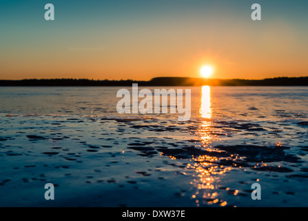 Tramonto dietro il ghiaccio in primavera Foto Stock