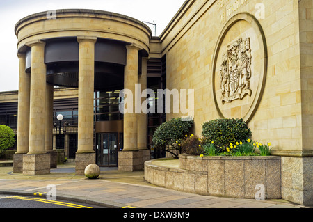 L'accesso anteriore porta e parete con motivo Justiciary, Alta Corte di Justiciary, Glasgow, Scozia, Gran Bretagna, Regno Unito Foto Stock