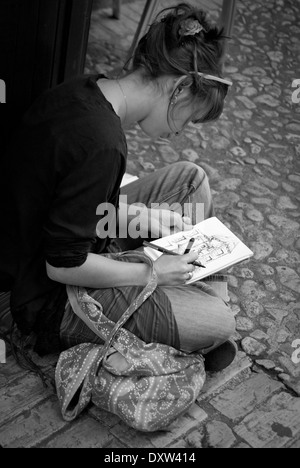 Una ragazza il disegno di una foto di un edificio storico di Sarlat la Caneda Foto Stock