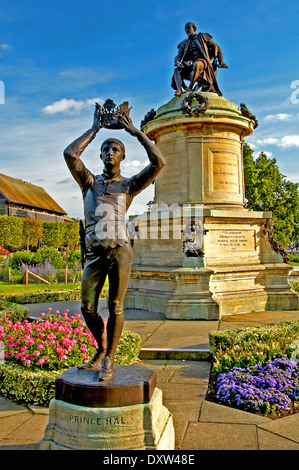 Gower Memorial statua di William Shakespeare sorge in Bancroft giardini, accanto alla Stratford bacino del canale Foto Stock