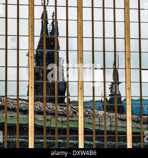 Immagine distorta della Cattedrale di Colonia in una facciata di vetro Foto Stock