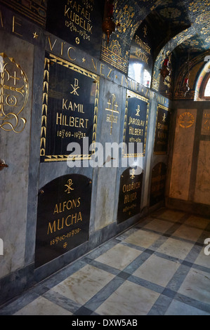 Tomba di Alfons Mucha, il pittore ceco, cimitero di Vysehrad, Praga, Repubblica Ceca, Europa Foto Stock