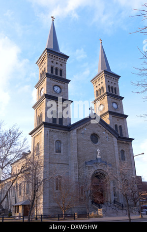 Guglie gemelle e ingresso della chiesa di Saint Paul Minnesota Foto Stock