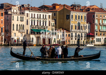 Un Tragetto attraversa il Canal, Venezia, Italia Foto Stock