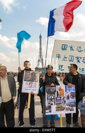 Le comunità etniche tibetane, taiwanesi e uigure di Francia, Demonstration, hanno chiesto ai cittadini francesi di mobilitarsi durante la visita del presidente cinese a Parigi, al posto dei diritti dell'uomo. Gruppo che tiene segnali di protesta, protesta contro la cina, politica internazionale Foto Stock