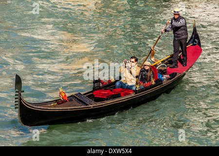 Un paio di prendere una romantica gita in Gondola, Venezia, Italia Foto Stock